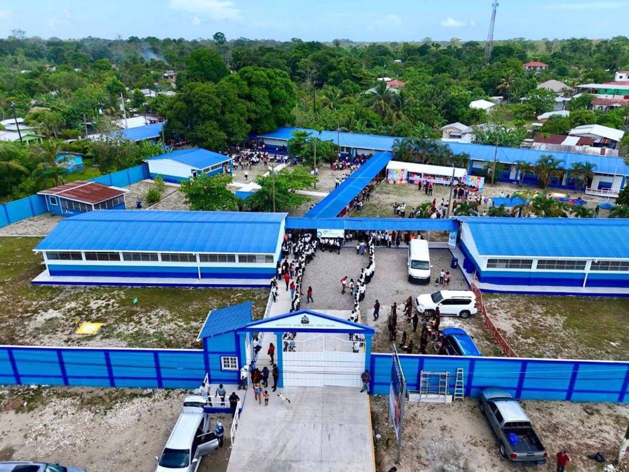 Gobierno entrega instituto remodelado a comunidad de El Porvenir