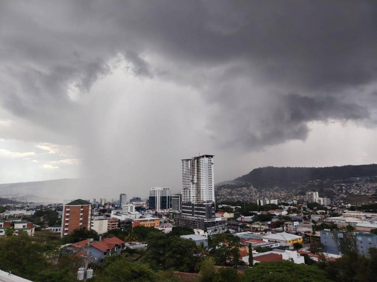 Primeras lluvias de junio causan estragos en la capital