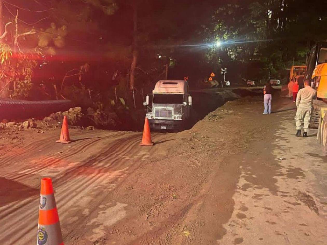 Habilitan paso temporal en carretera a Valle de Ángeles tras caída de rastra en socavón