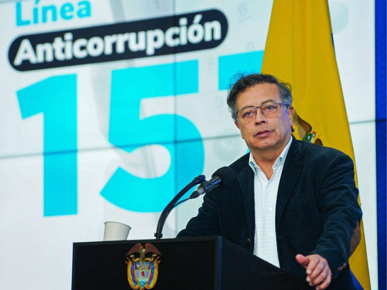 Presidente colombiano rechaza entrada de aviones de EUA con deportados sin garantías dignas