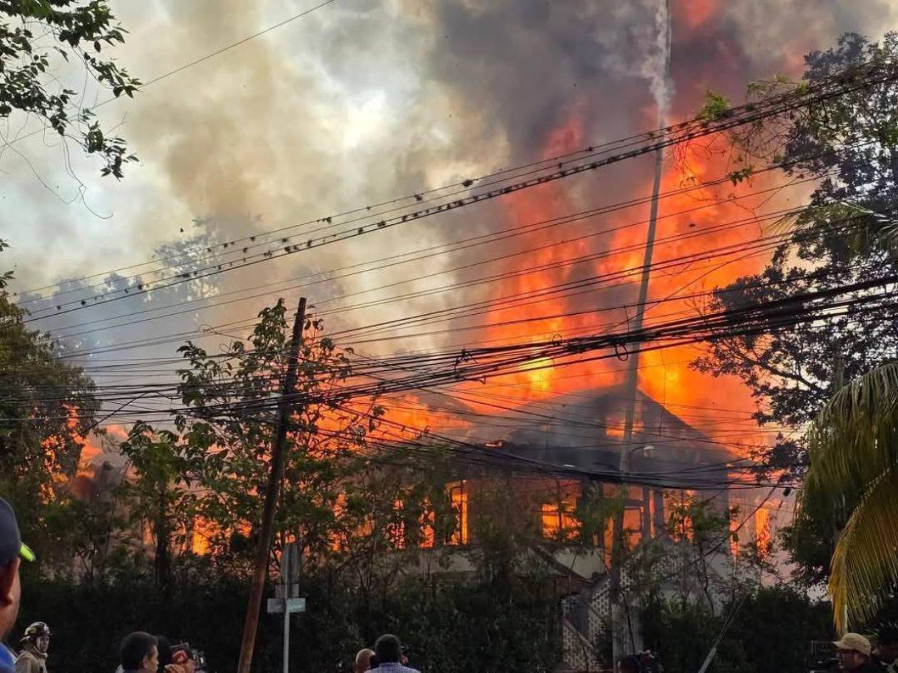 Voraz incendio consume instalaciones de una iglesia en el barrio El Benque de SPS