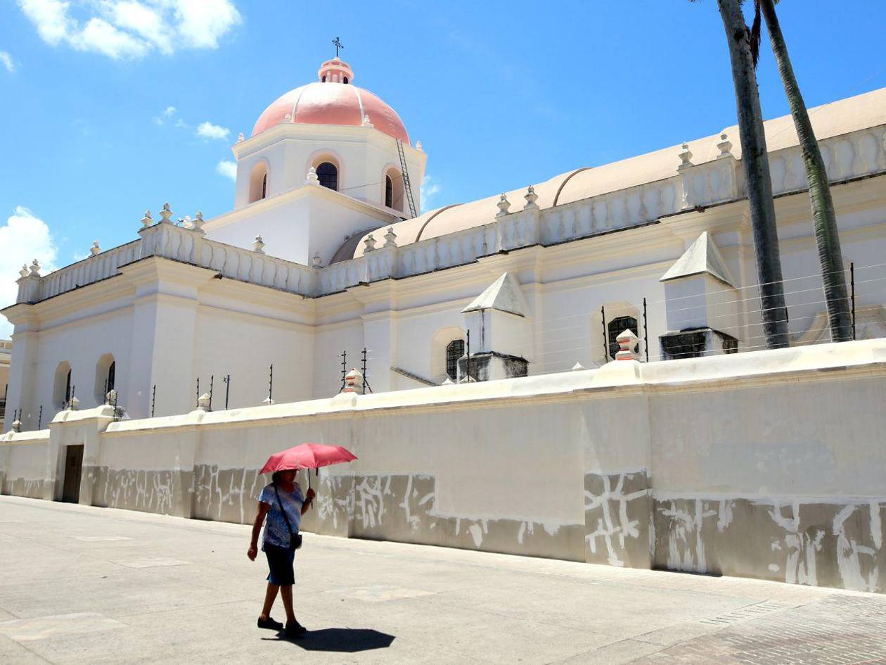 Clara de huevo y caulote: La técnica ancestral para restaurar la Catedral de Tegucigalpa