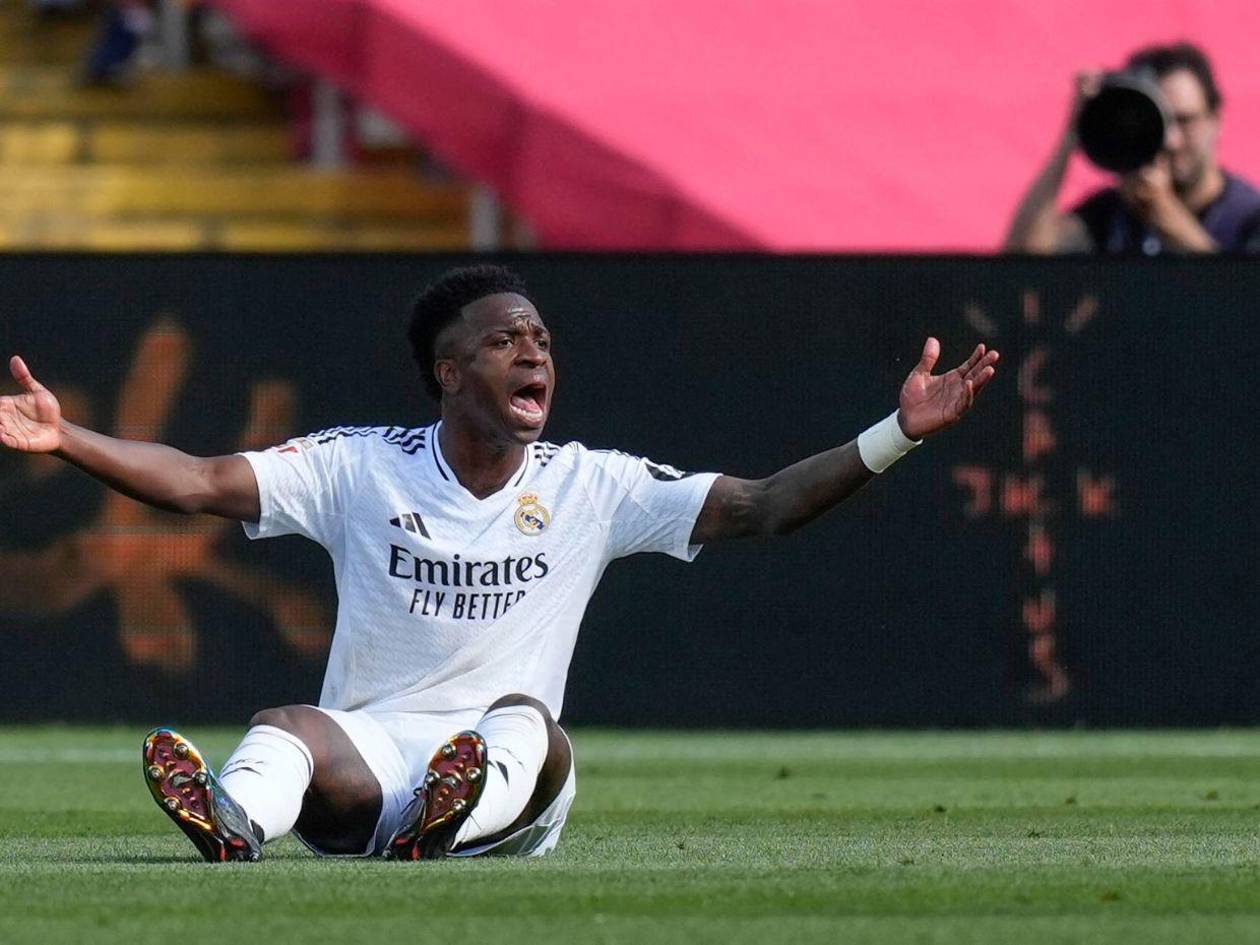 Piden 4 años de cárcel para ​sujetos que colgaron figura de Vinicius Jr de un puente