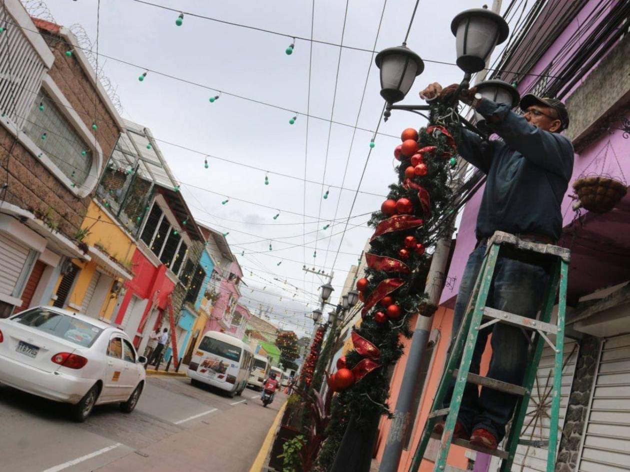 Inician preparativos navideños en el centro histórico de la capital