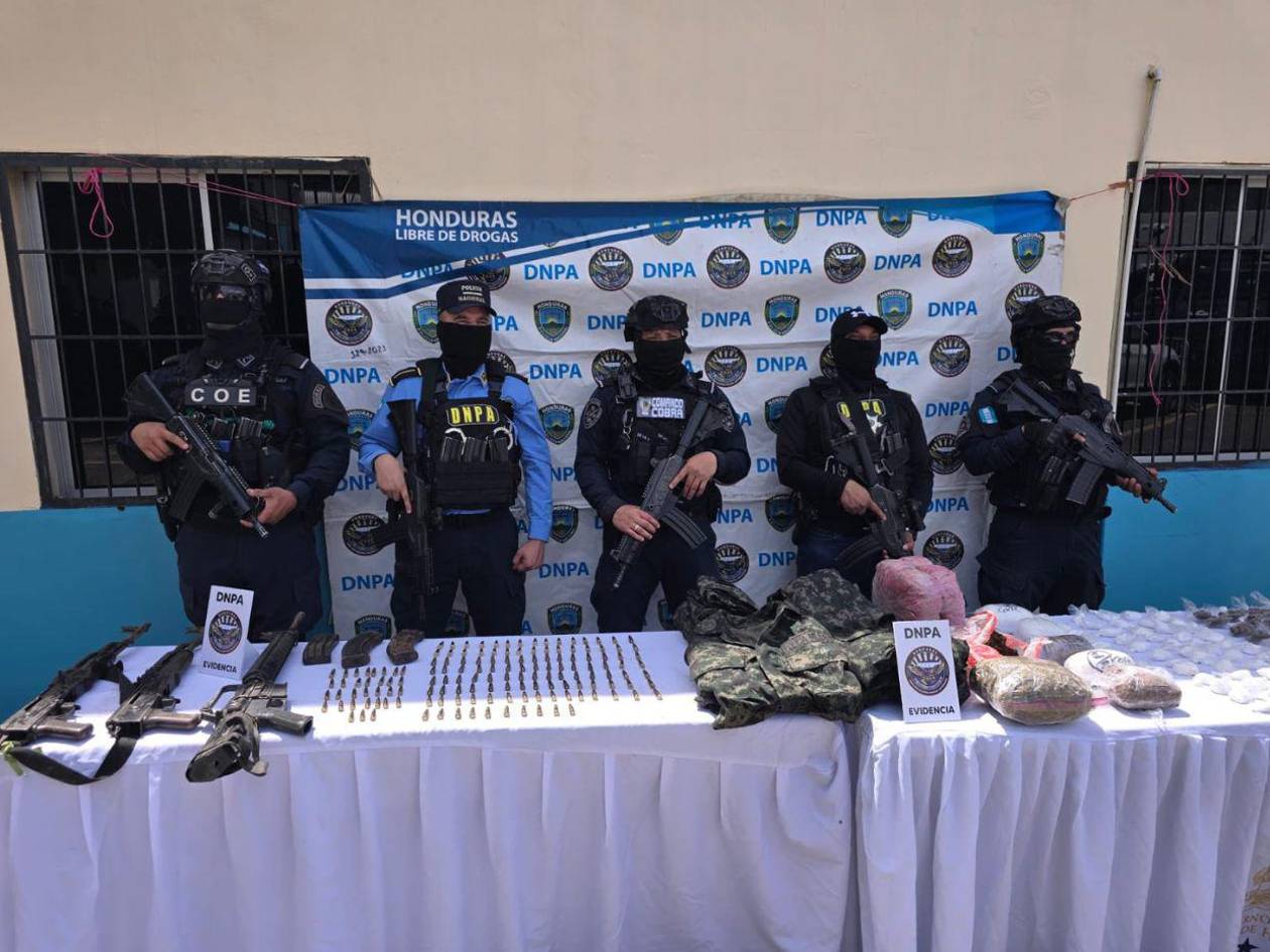 Armas de guerra, uniformes militares, drogas y municiones: los decomisos en El Progreso