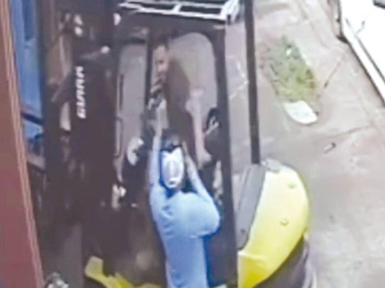 Ejecutan a balazos a dueño de yonker en SPS; cámaras revelan su asesinato