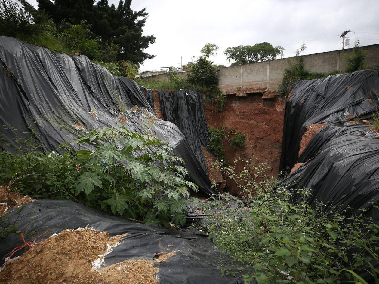 ¡Más de un año! Socavón sin reparar amenaza a vecinos de la residencial Honduras