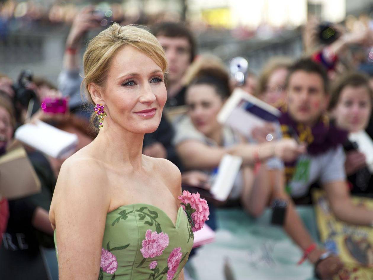 J.K. Rowling cuestiona críticas sobre género tras comentarios de Chris Columbus