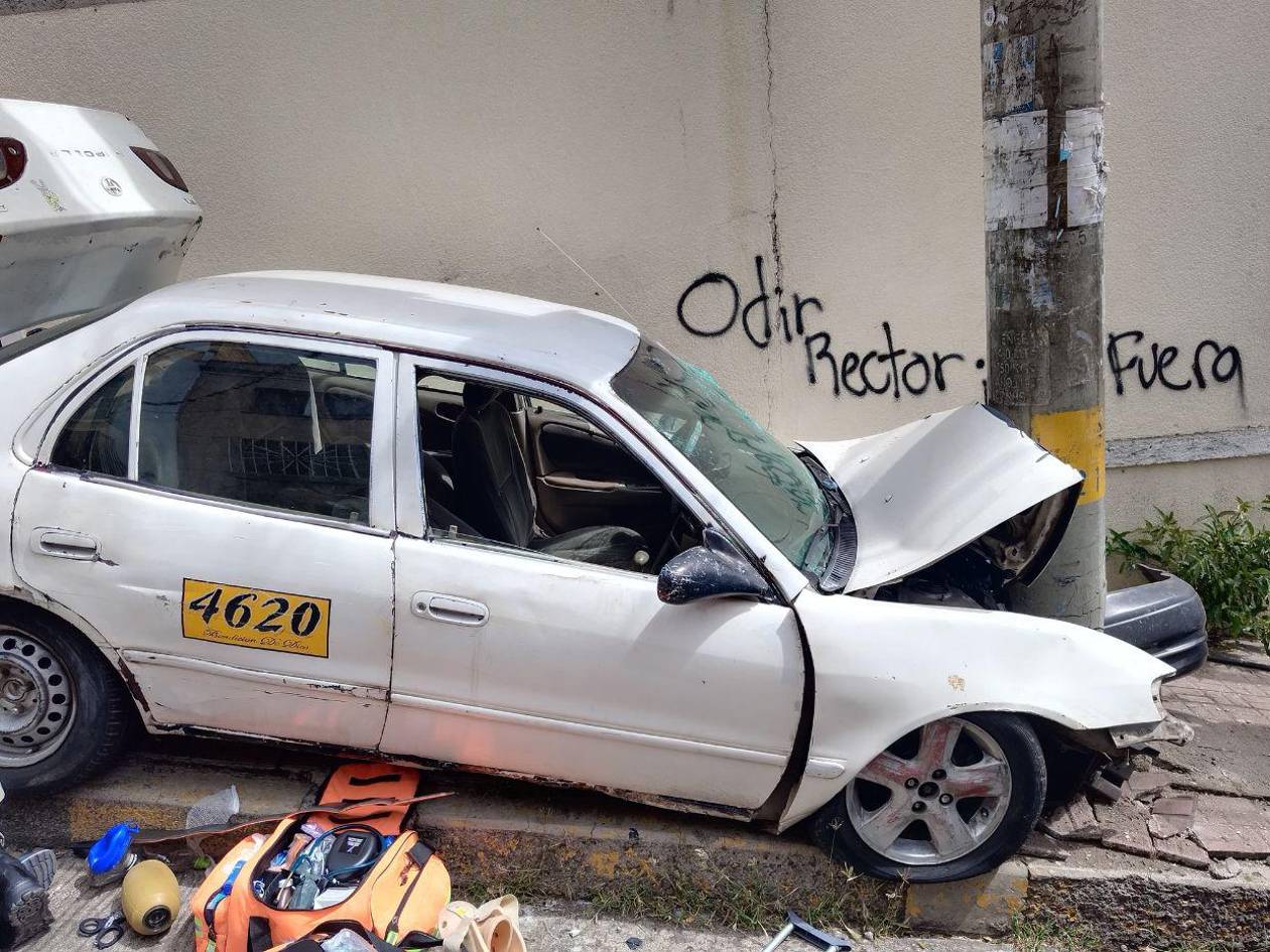 Taxista muere al impactar contra un poste del tendido eléctrico en la cuesta Lempira