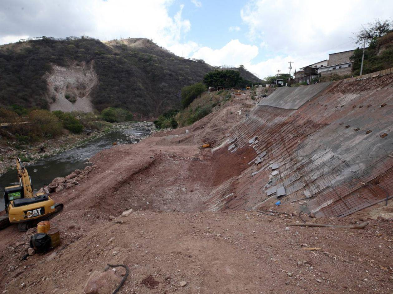 En octubre finalizaría construcción de muro en la colonia Miramesí