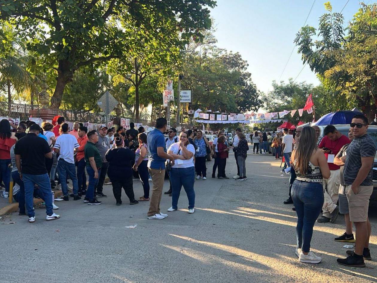 Votantes esperan que abran los portones en la escuela Primero de Febrero