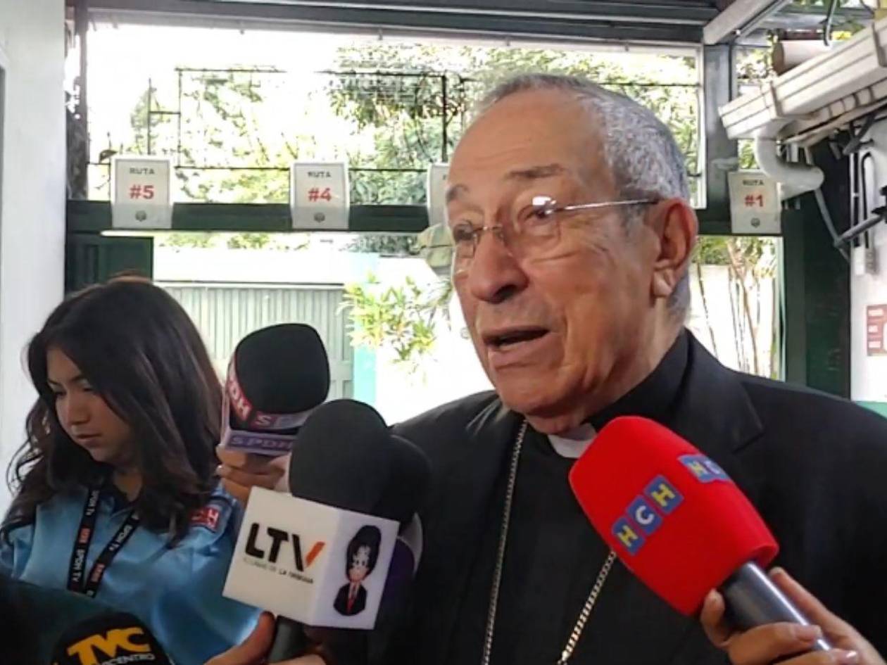 Tras momentánea falla en el biométrico, el cardenal Rodríguez logró ejercer el sufragio