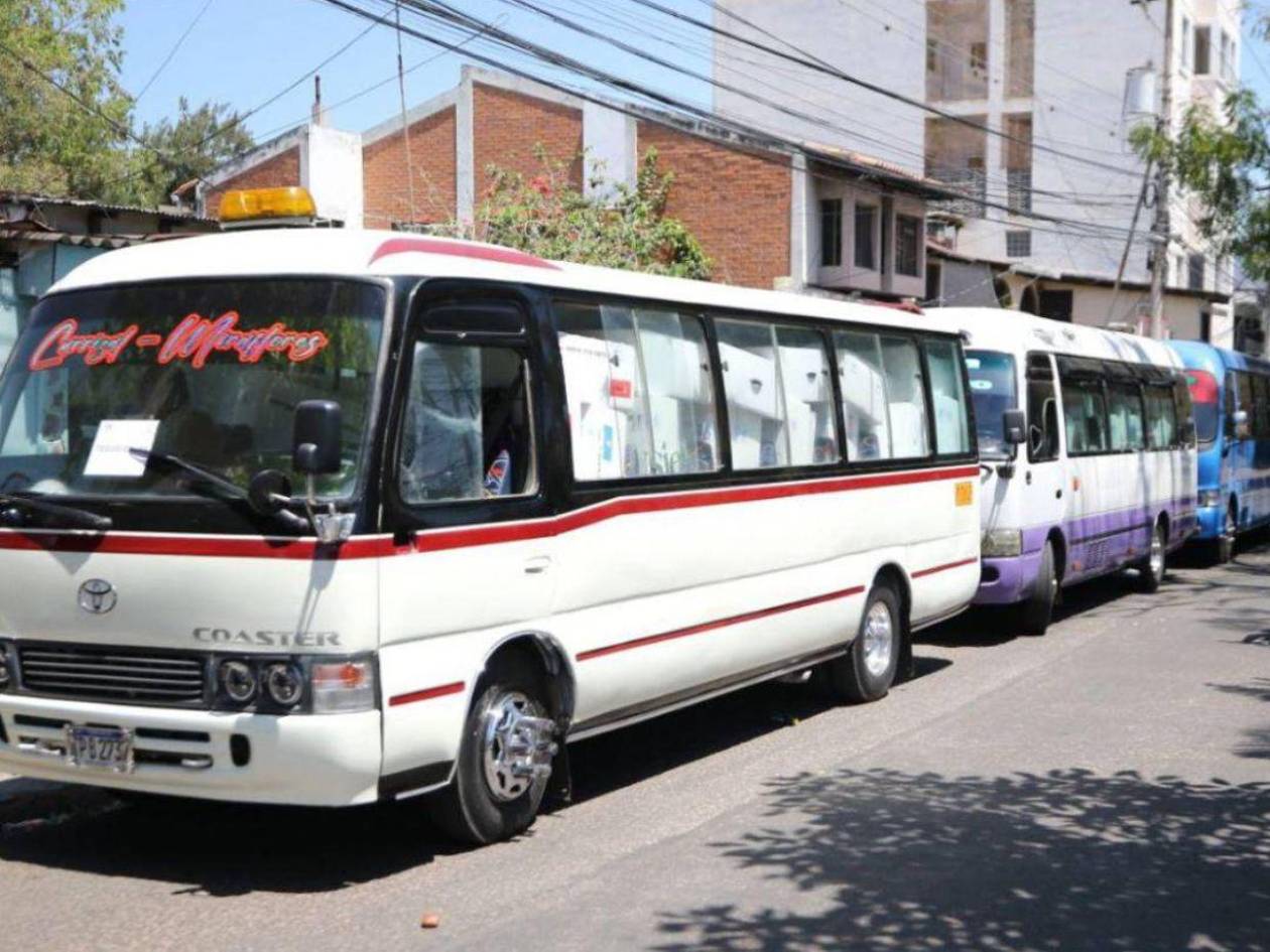 Conductor de bus rápido relata que entrega de maletas inició con retrasos y desorden un día antes