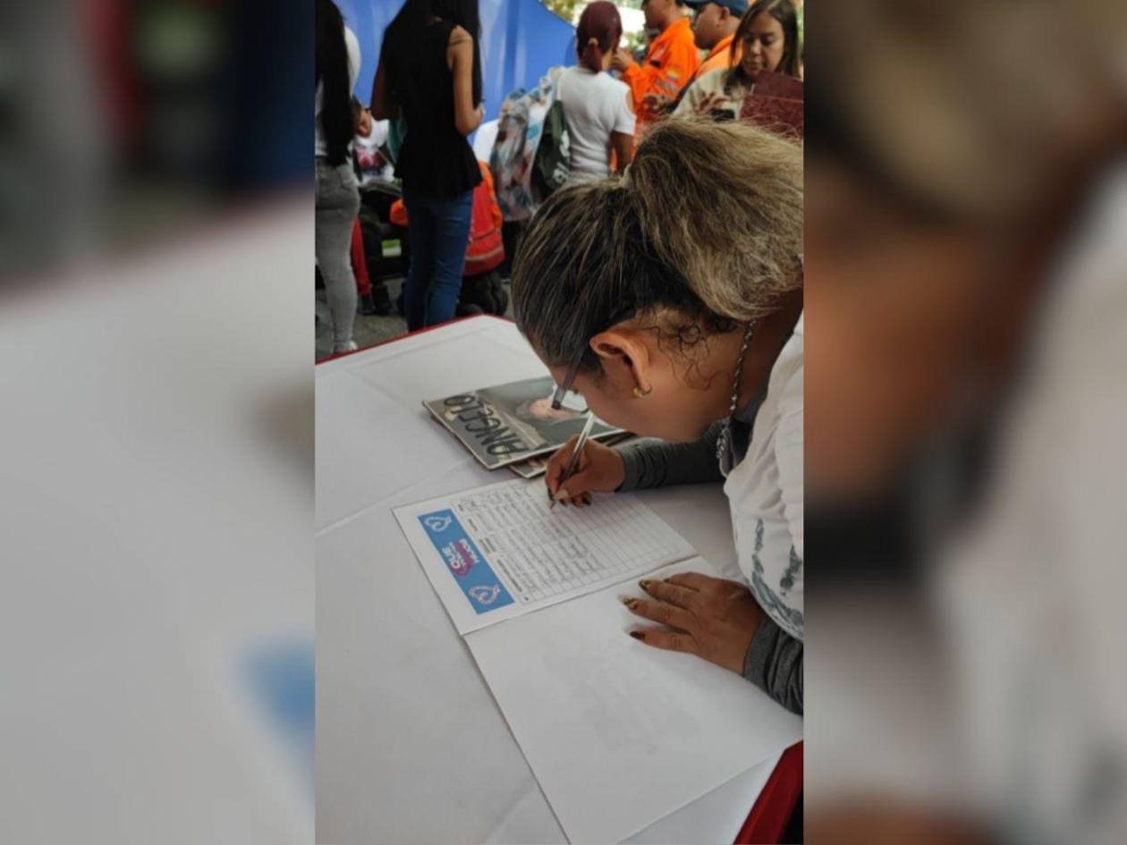 Venezolanos reúnen firmas en  apoyo a migrantes enviados a El Salvador