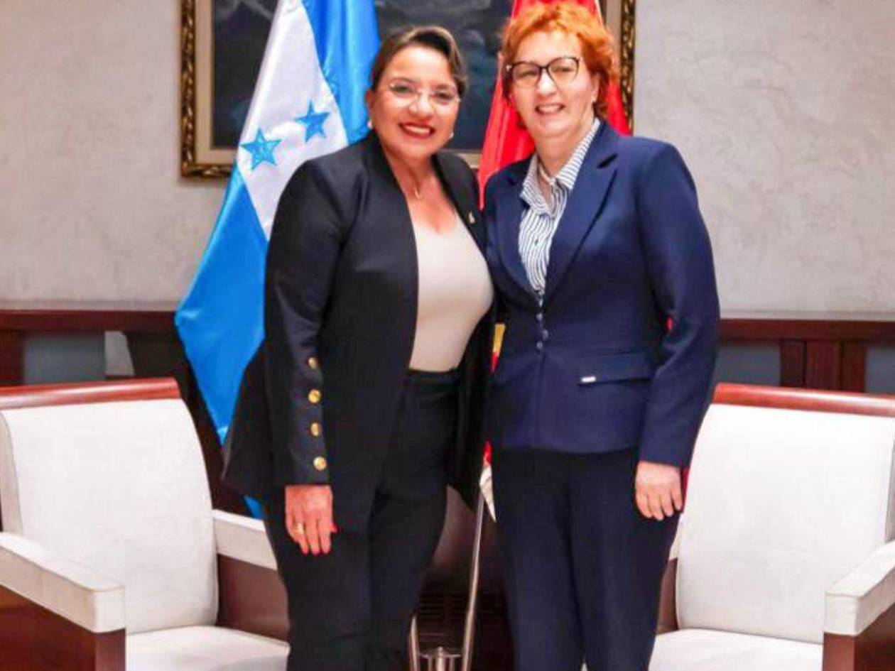 Xiomara Castro llega a Montenegro donde será premiada por su trayectoria