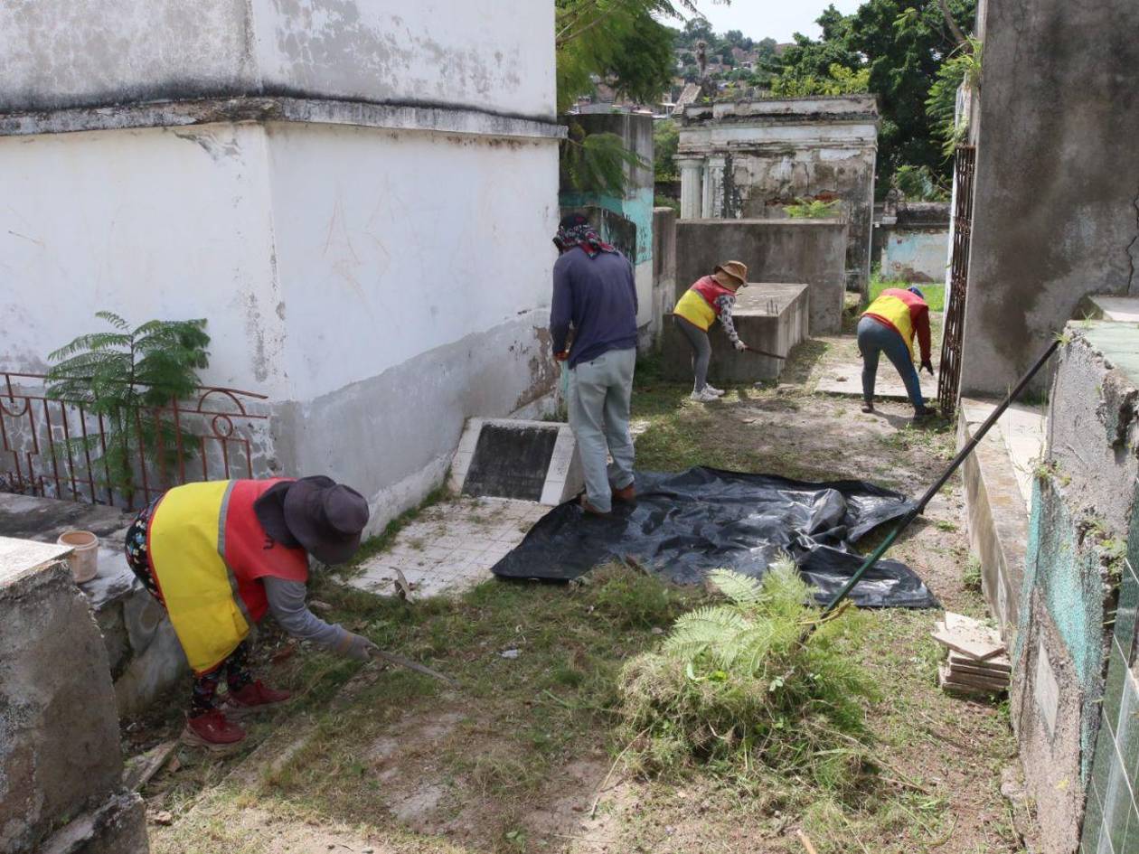 Arte, limpieza y fe: el Cementerio General se prepara para el Día de Difuntos