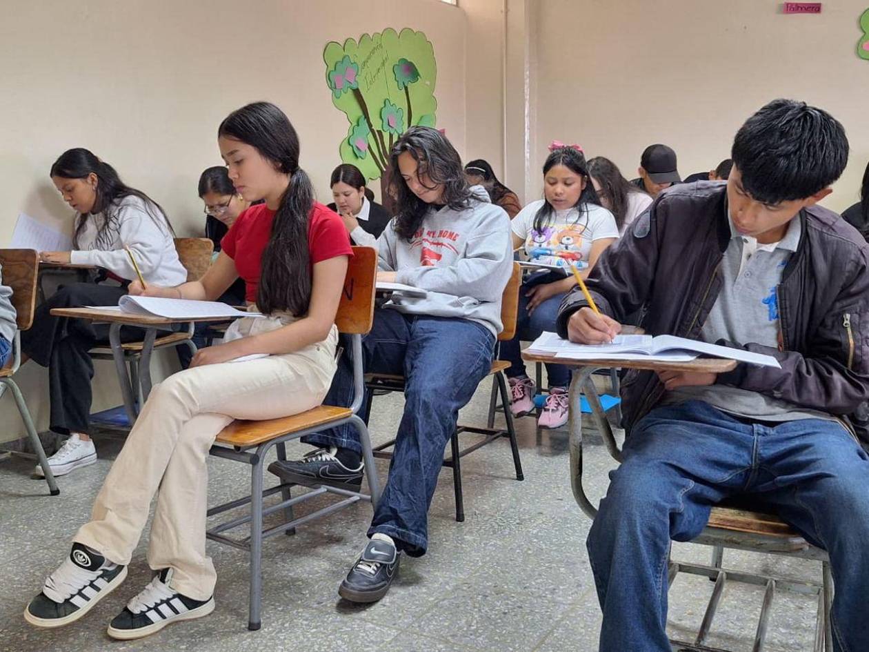Unos 3,500 jóvenes que buscan ingresar a la UPNFM hicieron el examen de admisión