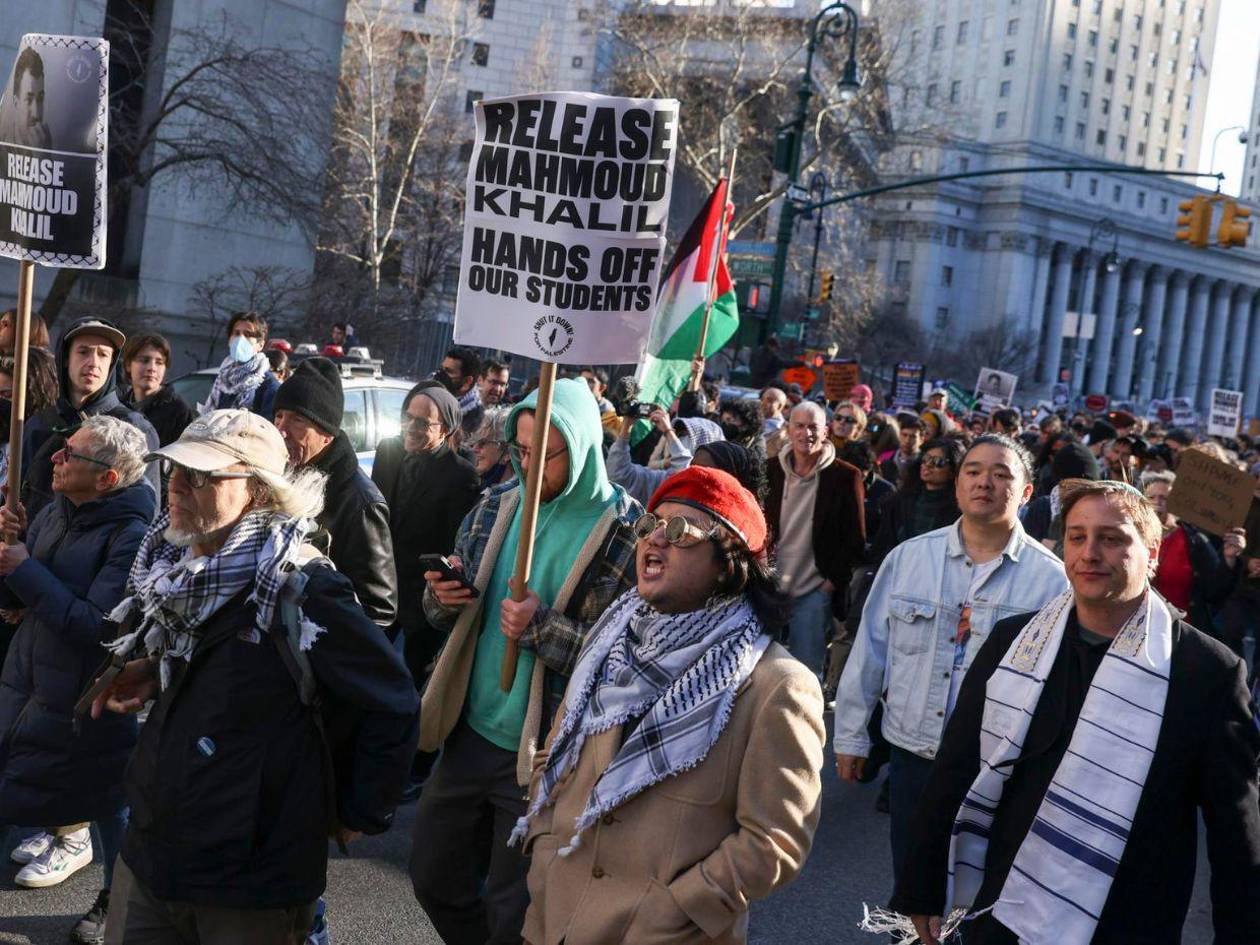 Juez bloquea deportación de estudiante mientras miles de personas se manifiestan