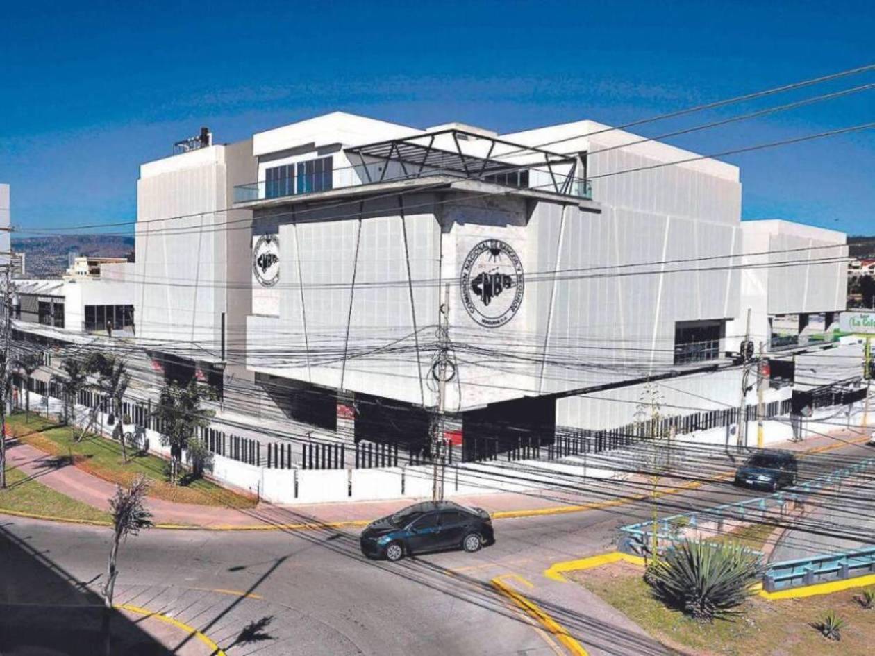 ¿Cuáles son los tres bancos hondureños en el ranking de los cinco más grandes?