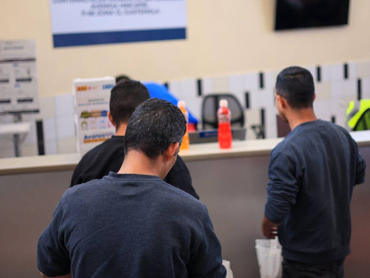 Guatemala recibe tres hondureños deportados desde Estados Unidos