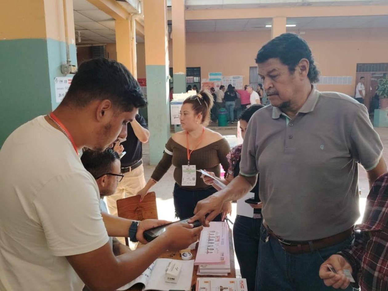 Realizan hasta tres intentos con la biometría en algunas urnas de Comayagua