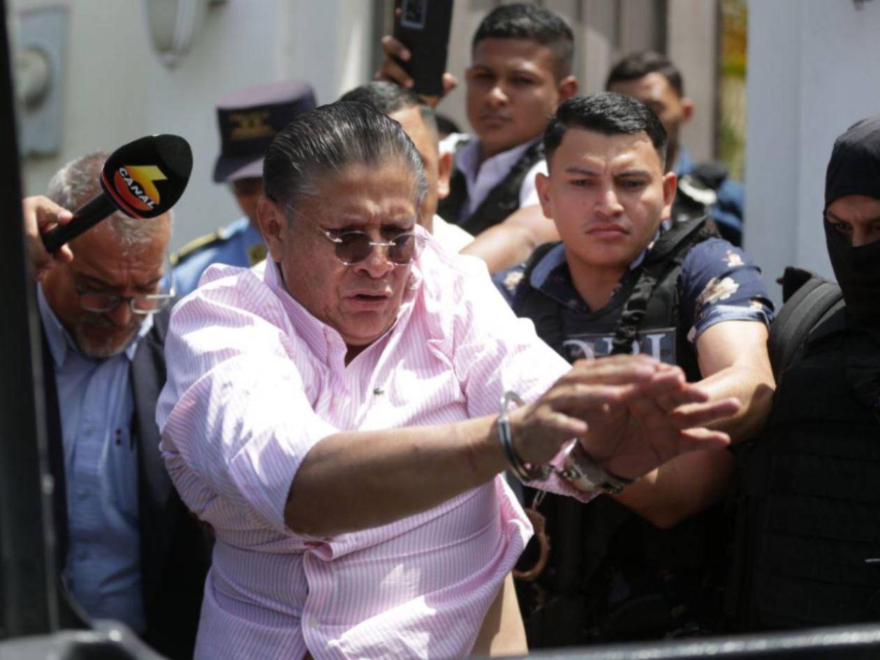 Trasladan a Esdras Amado López a una clínica privada por problemas de salud