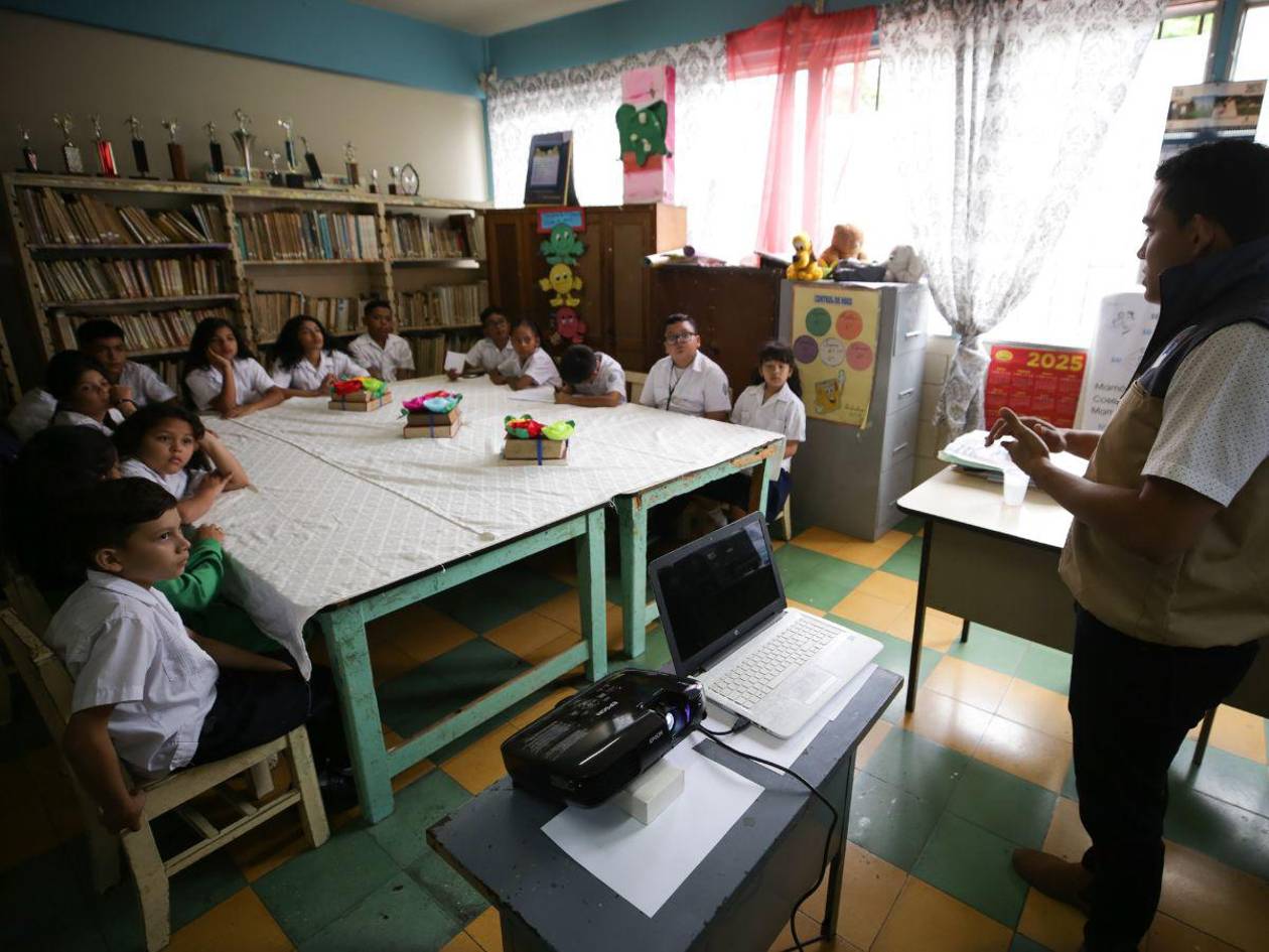 Niños aprenden sobre las tres R en Escuelas Amigables con el Ambiente