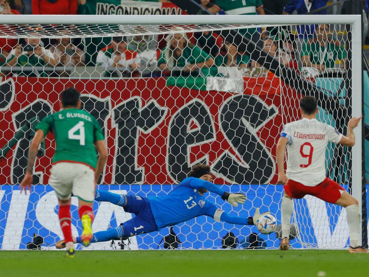 ¡Gigante Ochoa! El portero de México vuelve a ser figura atajando un penal