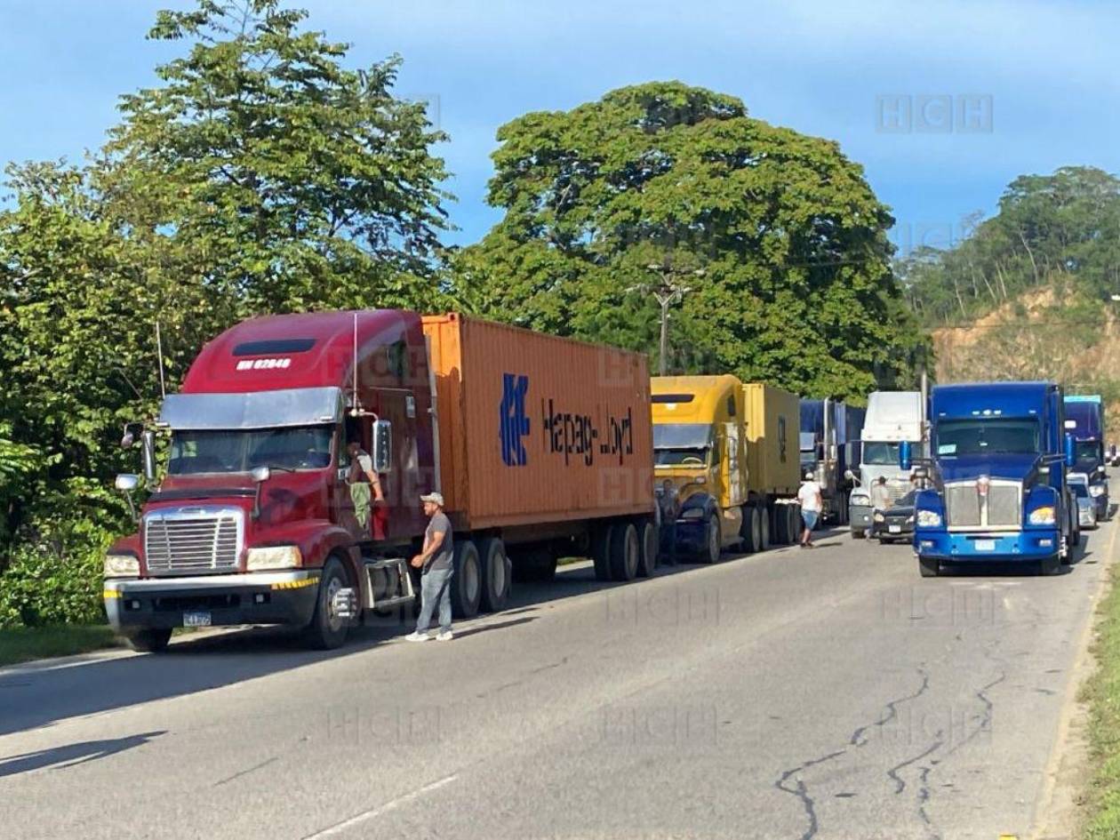 Transportistas de carga pesada protestan en Puerto Cortés y San Lorenzo por falta de licencias