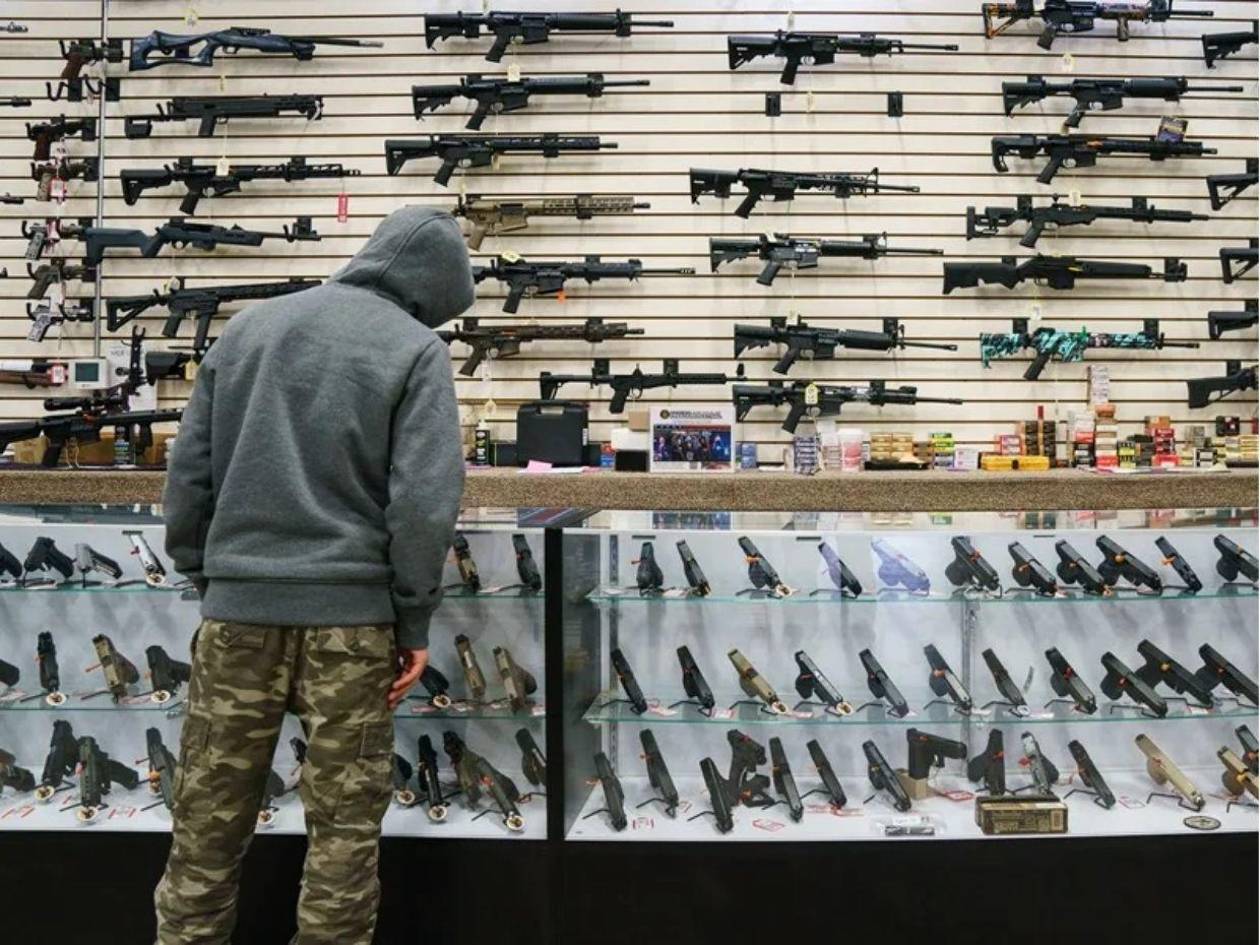 Tachan de inconstitucional exigir antecedentes para comprar armas en Los Ángeles