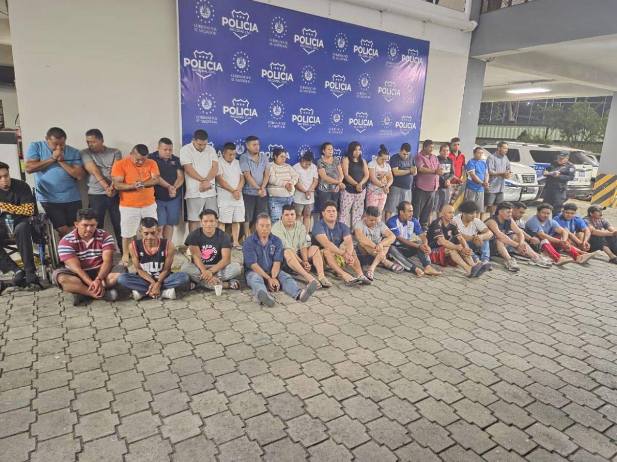 Capturan en El Salvador 17 hondureños, vinculados a banda que hurtaba celulares en autobuses