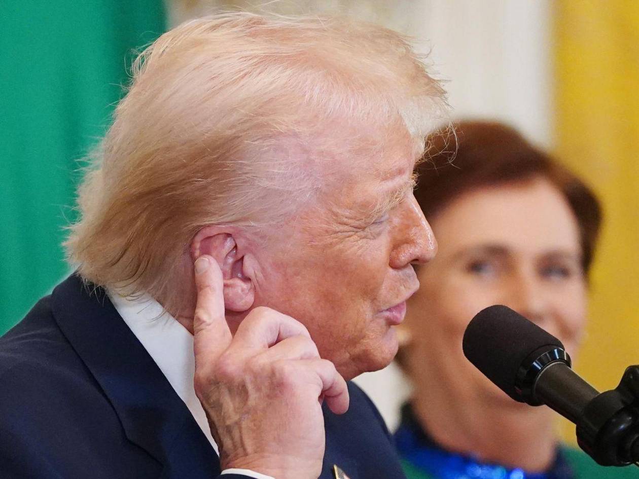 Trump ordena el desmantelamiento de siete agencias, entre ellas la de Voz de América