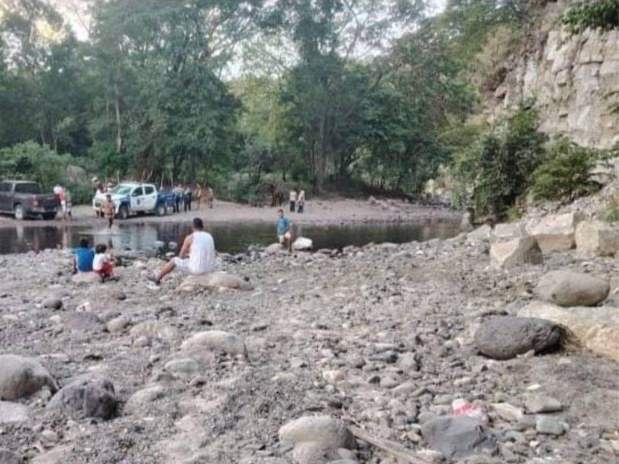 Niño de 11 años muere ahogado en El Paraíso; buscaba mangos con su padre