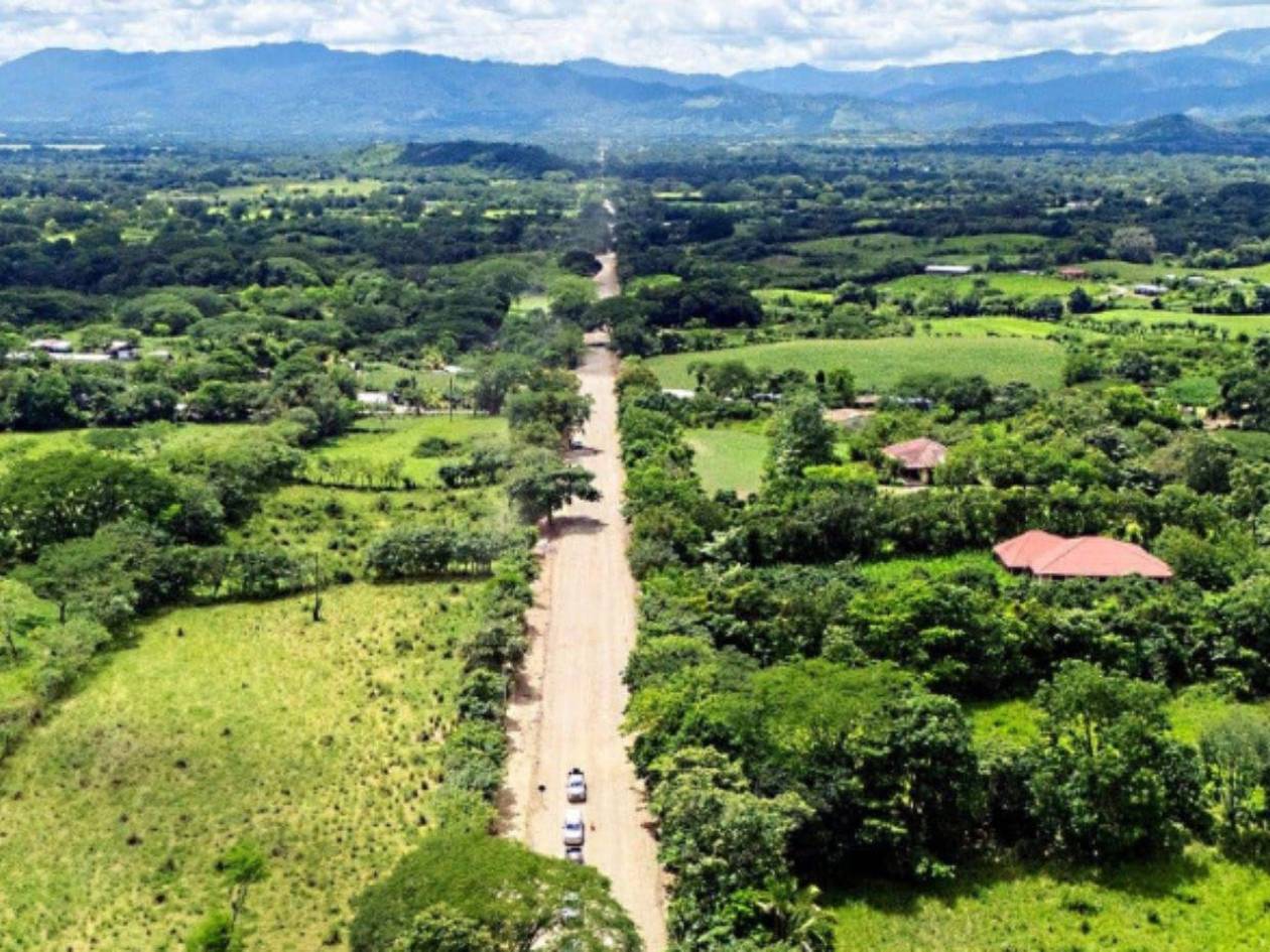 Supervisan avance de carretera Danlí-Trojes y anuncian nuevos proyectos viales