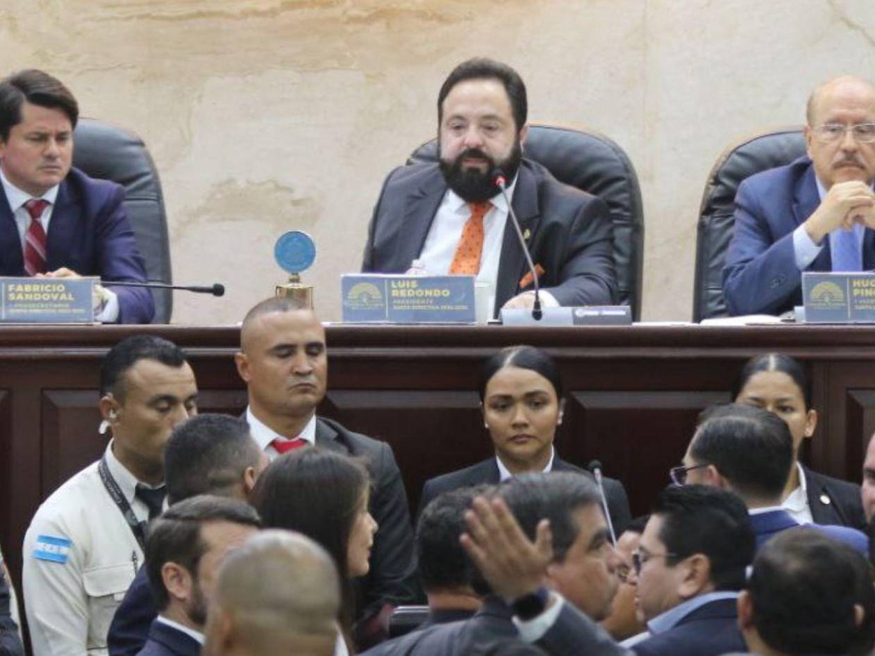 Luis Redondo culpa al bipartidismo de no poder continuar la sesión con los consejeros del CNE