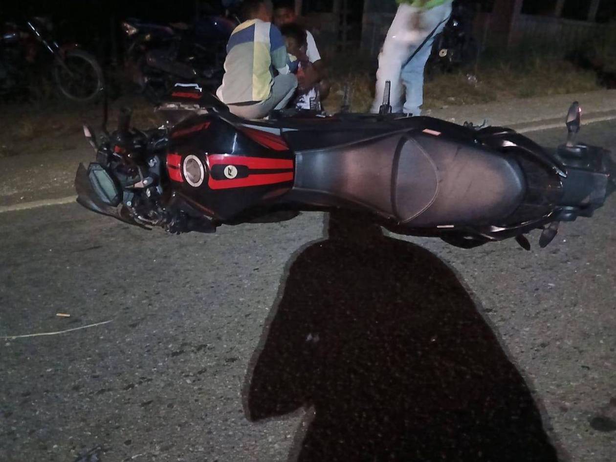 Tras esquivar a un peatón muere joven motociclista en Campamento