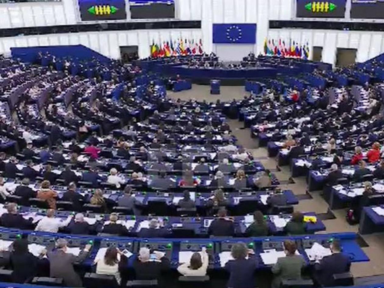 Parlamento Europeo pide prohibir uso de redes sociales a menores de 16 años