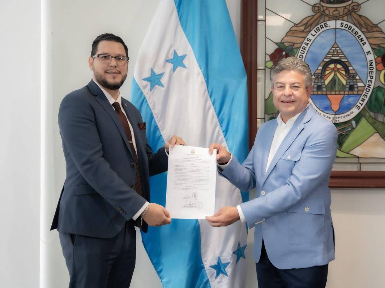 Juramentan a Wilson Paz como director del INM en sustitución de Allan Alvarenga