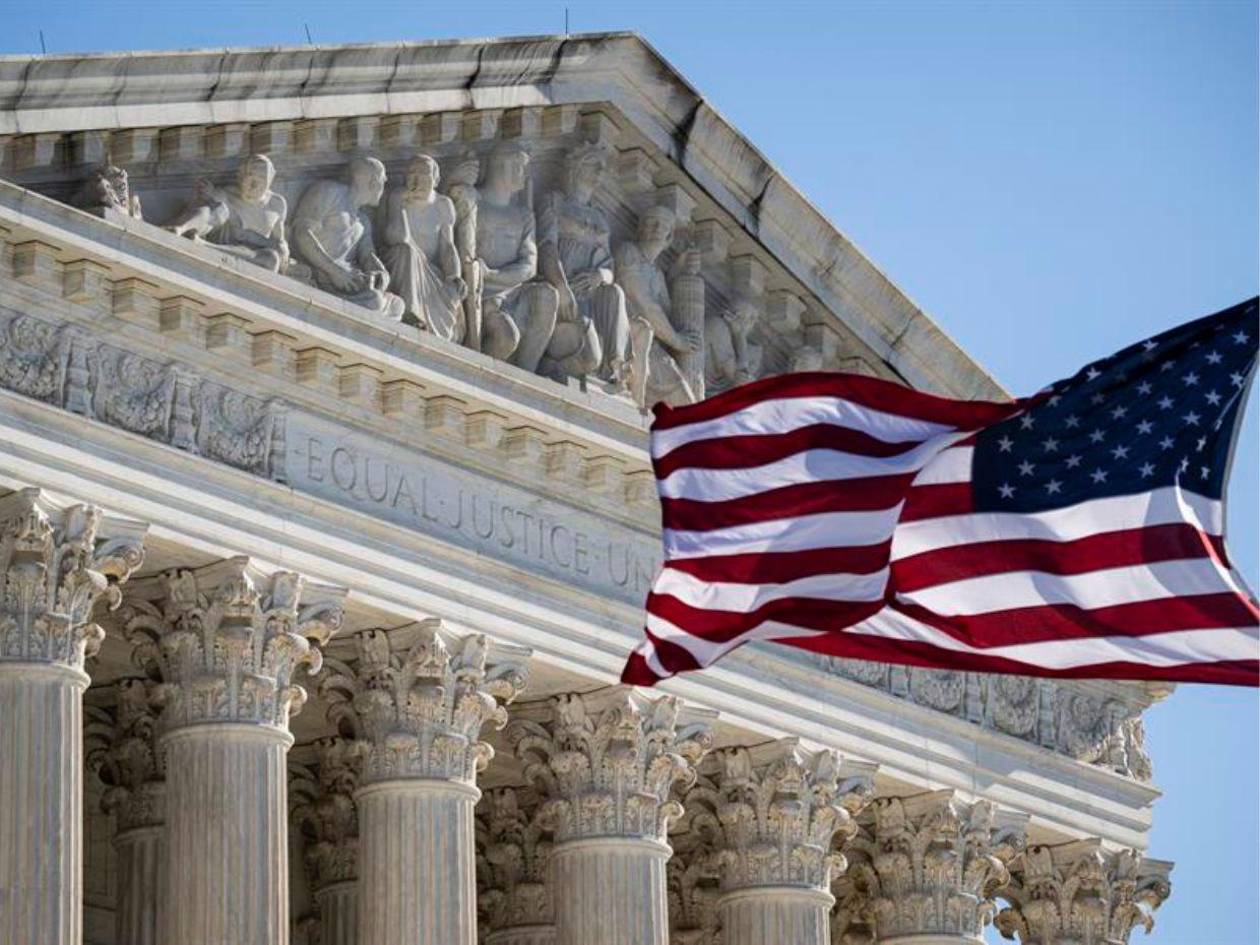 Trump ordena izar las banderas a toda asta antes de finalizar el luto por Jimmy Carter