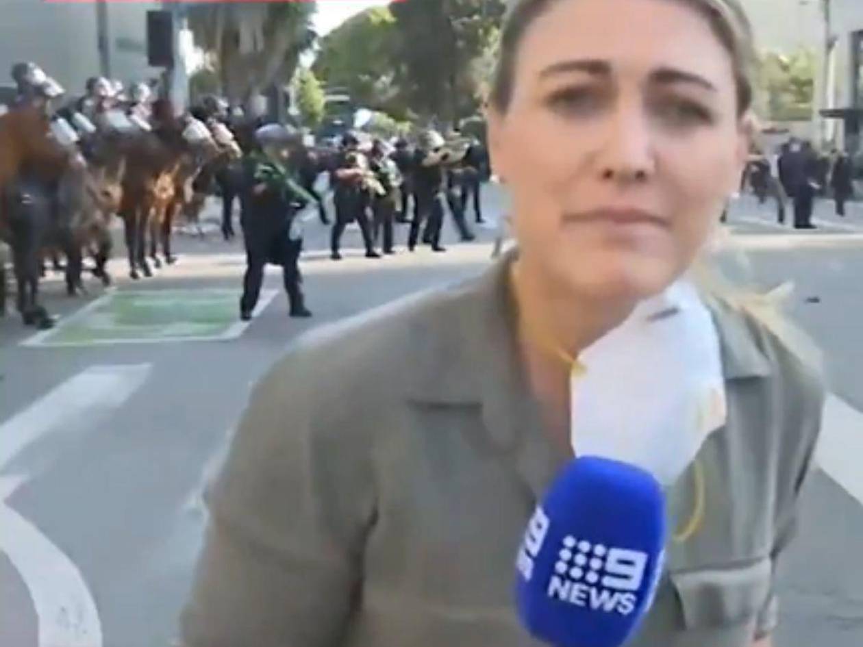 Agentes disparan bala de goma a reportera que cubría protestas en Los Ángeles