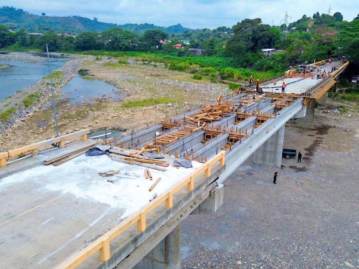 Presidenta Castro supervisa avances en el estadio y el puente Saopín de La Ceiba