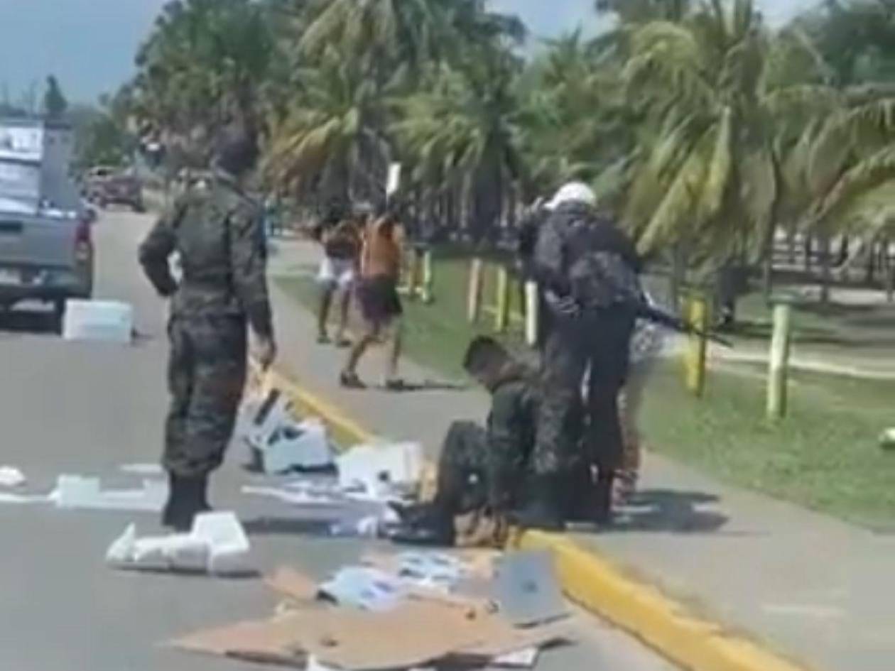 Militar cae con maleta electoral de un carro en movimiento en Tela