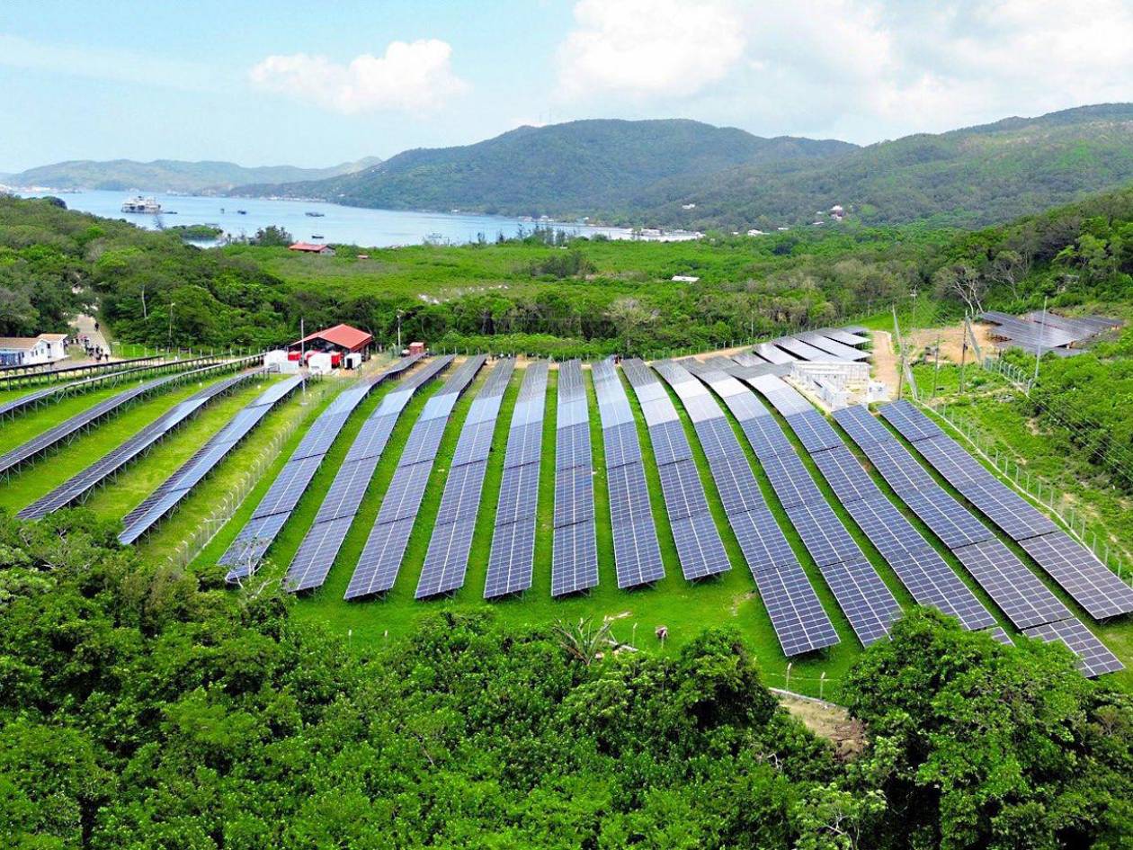Guanaja estrena planta solar que reducirá a casi la mitad el costo de energía