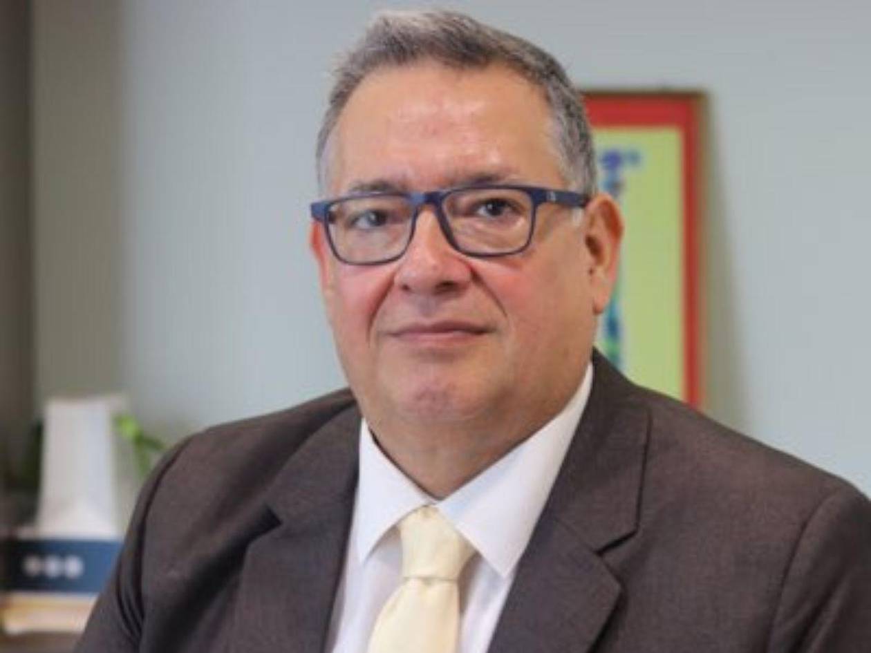 Ricardo Salgado promueve la desinformación al interactuar con perfil falso que suplanta a consejera del CNE