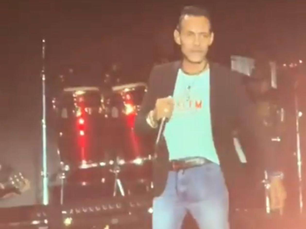 La reacción de Marc Anthony tras recibir un botellazo durante concierto