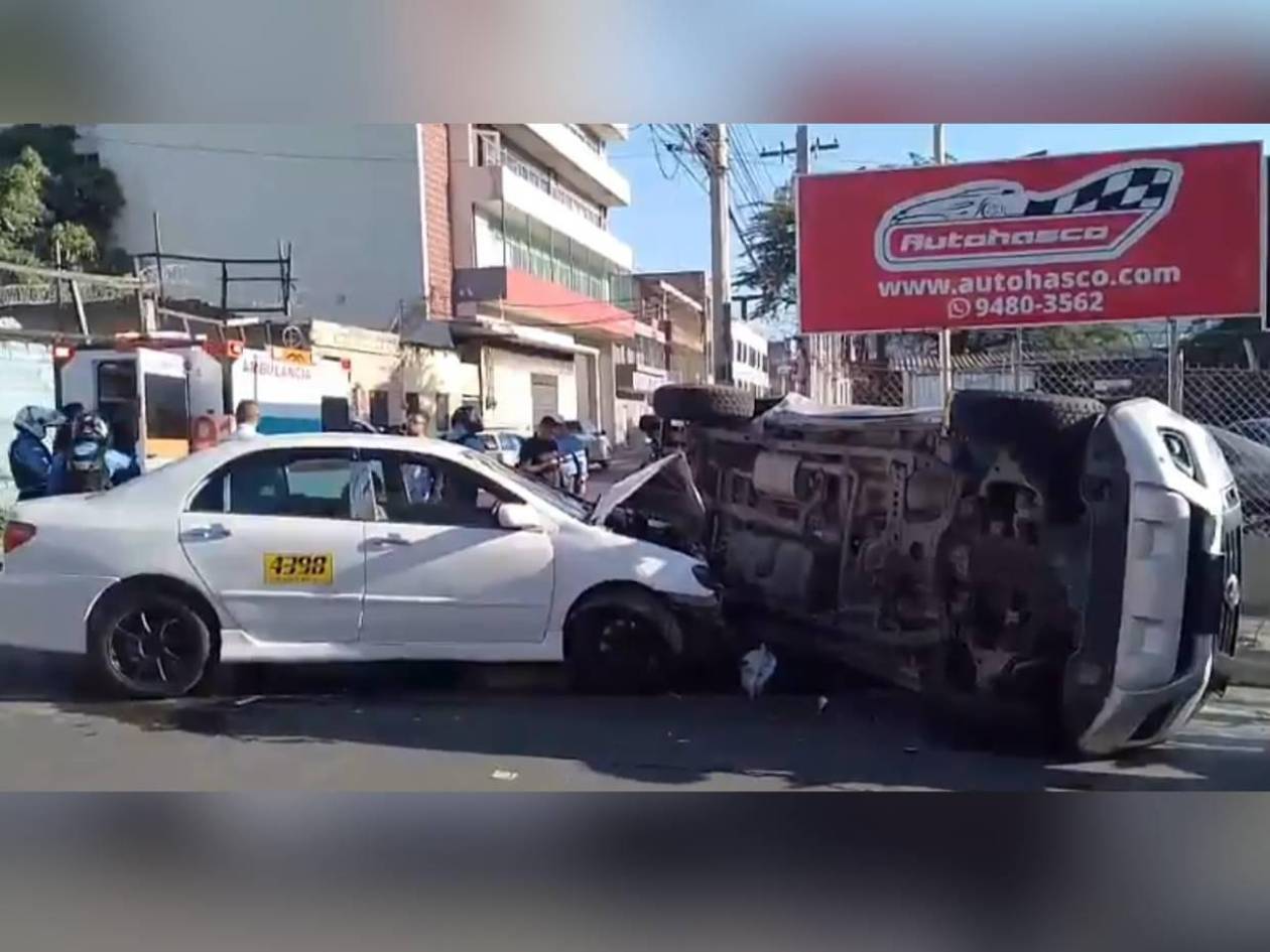 Vehículo estatal vuelca tras choque con taxi; hay heridos leves