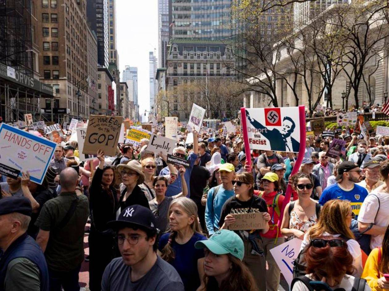 Protesta contra Trump en Nueva York clama contra el odio y la censura