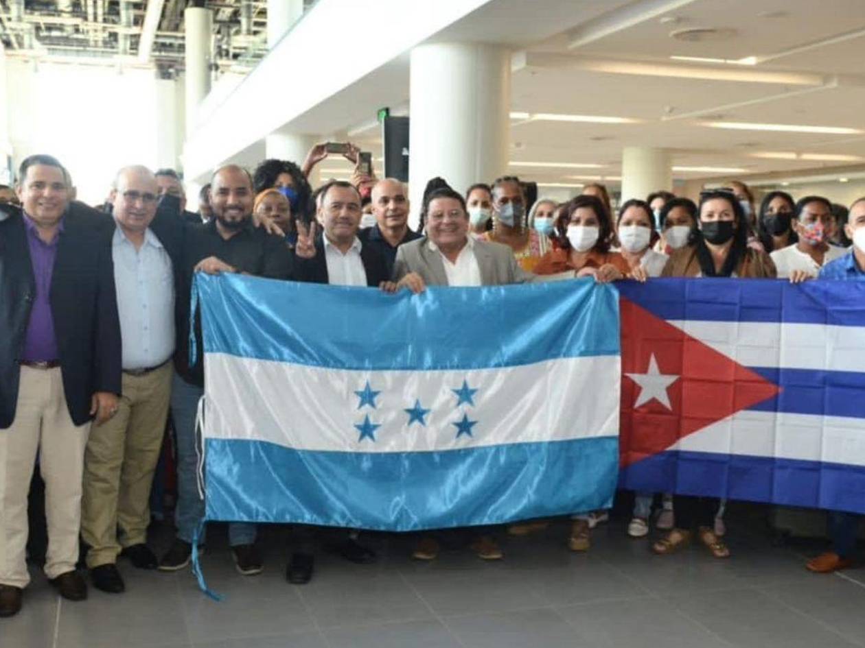 Maestros cubanos darán clases nocturnas; 20,000 hondureños  esperan una plaza