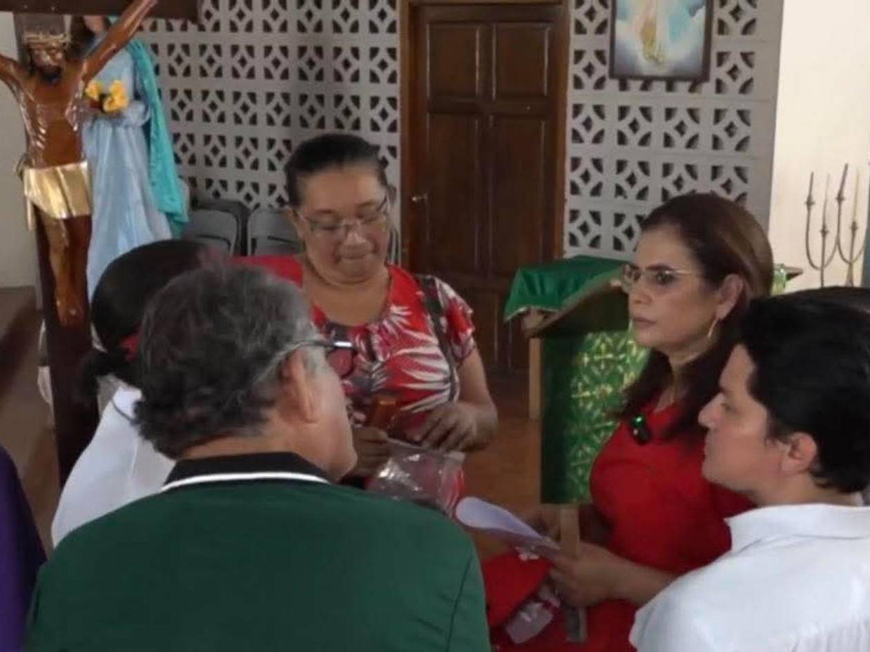 ¿Qué hacía Rixi Moncada en la parroquia Santa Cruz en Amapala?