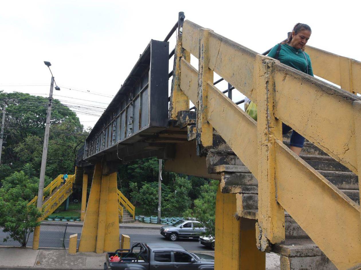 “Dios mío santo”: reaccionan usuarios ante deterioro de puente peatonal del FF AA